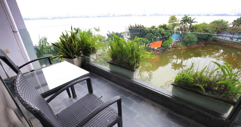 Cho thuê Căn hộ dịch vụ 2 phòng ngủ view hồ Tây đẹp, thoáng, sáng KV Quảng Khánh, Tây Hồ