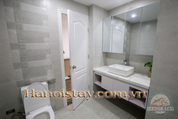 Cho thuê Căn hộ dịch vụ Hà Nội hoàn hảo cho người độc thân với ban công rộng 2