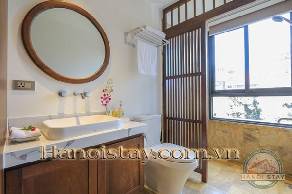 Cho thuê căn hộ dịch vụ 2PN Hoàn Kiếm với gam màu trầm sang trọng 16