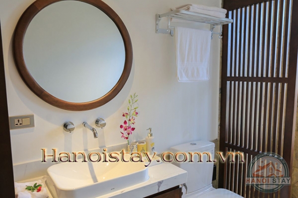 Cho thuê căn hộ dịch vụ 2PN Hoàn Kiếm với gam màu trầm sang trọng 18