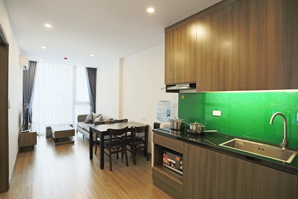 Cho thuê căn hộ Tô Ngọc Vân, gần Xuân Diệu, Tây Hồ, 1PN có ban công với giá siêu hấp dẫn