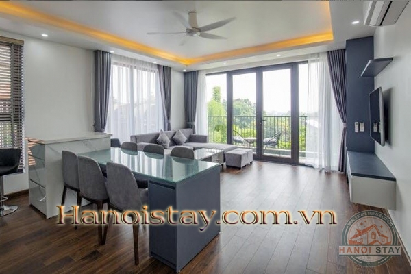 Căn hộ dịch vụ 2 phòng ngủ với ban công cực rộng và view thoáng cho người nước ngoài thuê 1
