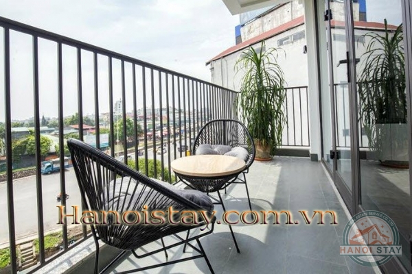 Căn hộ dịch vụ 2 phòng ngủ với ban công cực rộng và view thoáng cho người nước ngoài thuê 5