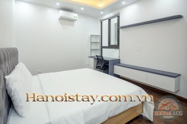 Căn hộ dịch vụ 2 phòng ngủ với ban công cực rộng và view thoáng cho người nước ngoài thuê 9