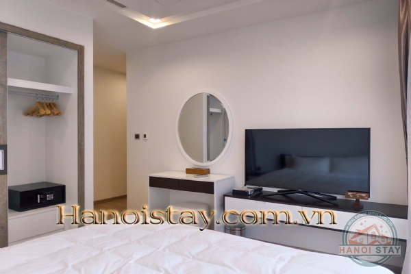Cho thuê căn hộ 2 phòng ngủ, M2 Vinhomes Metropolis view hồ, giá cạnh tranh 4