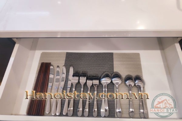 Cho thuê căn hộ 2 phòng ngủ, M2 Vinhomes Metropolis view hồ, giá cạnh tranh 5