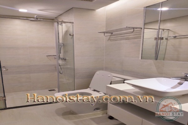 Cho thuê căn hộ 2 phòng ngủ, M2 Vinhomes Metropolis view hồ, giá cạnh tranh 9
