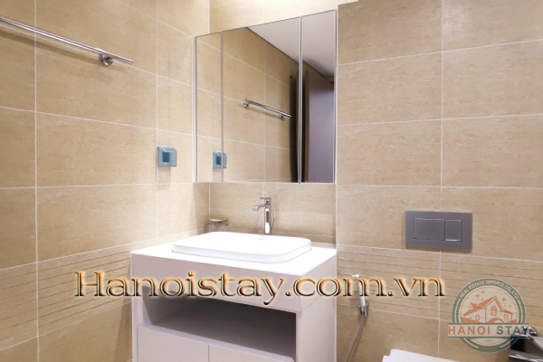 Cho thuê căn hộ 2 phòng ngủ, M2 Vinhomes Metropolis view hồ, giá cạnh tranh 12
