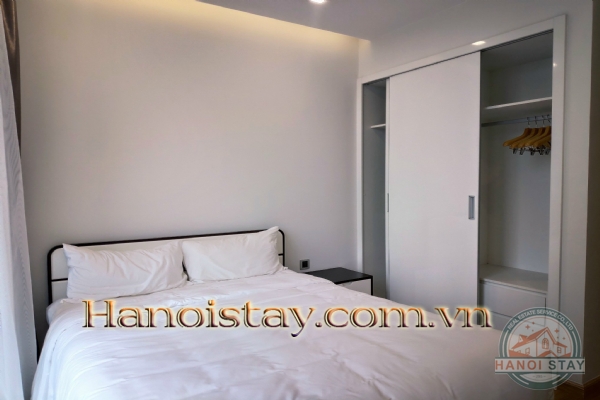 Cho thuê căn hộ 2 phòng ngủ, M2 Vinhomes Metropolis view hồ, giá cạnh tranh 22