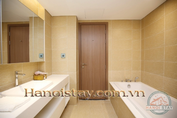 Căn hộ chính chủ Vinhome Metropolis với 3 phòng ngủ cao cấp cho thuê dài hạn 12