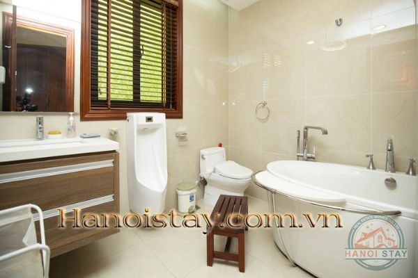 Căn hộ cao cấp với 2 phòng ngủ, view hồ Tây cho thuê ngắn hạn hoặc dài hạn 18