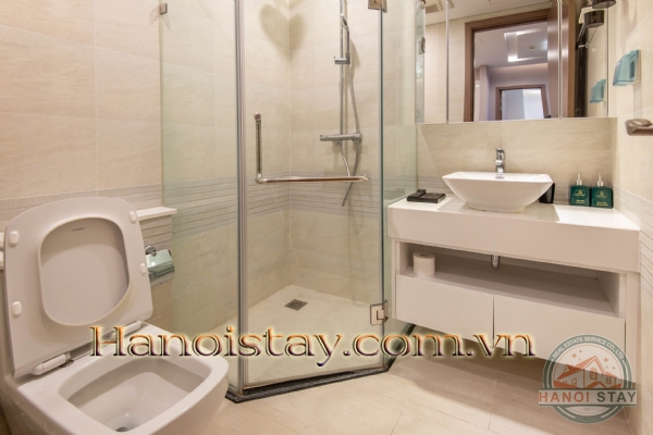 Cho thuê căn hộ 2 phòng ngủ tại Vinhome Metropolis, tòa M2, tầng trung, full đồ 8